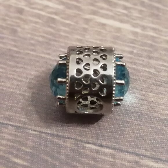 Sparkling Bracelet Bead Charm with Heart Details - Picture 4 of 4